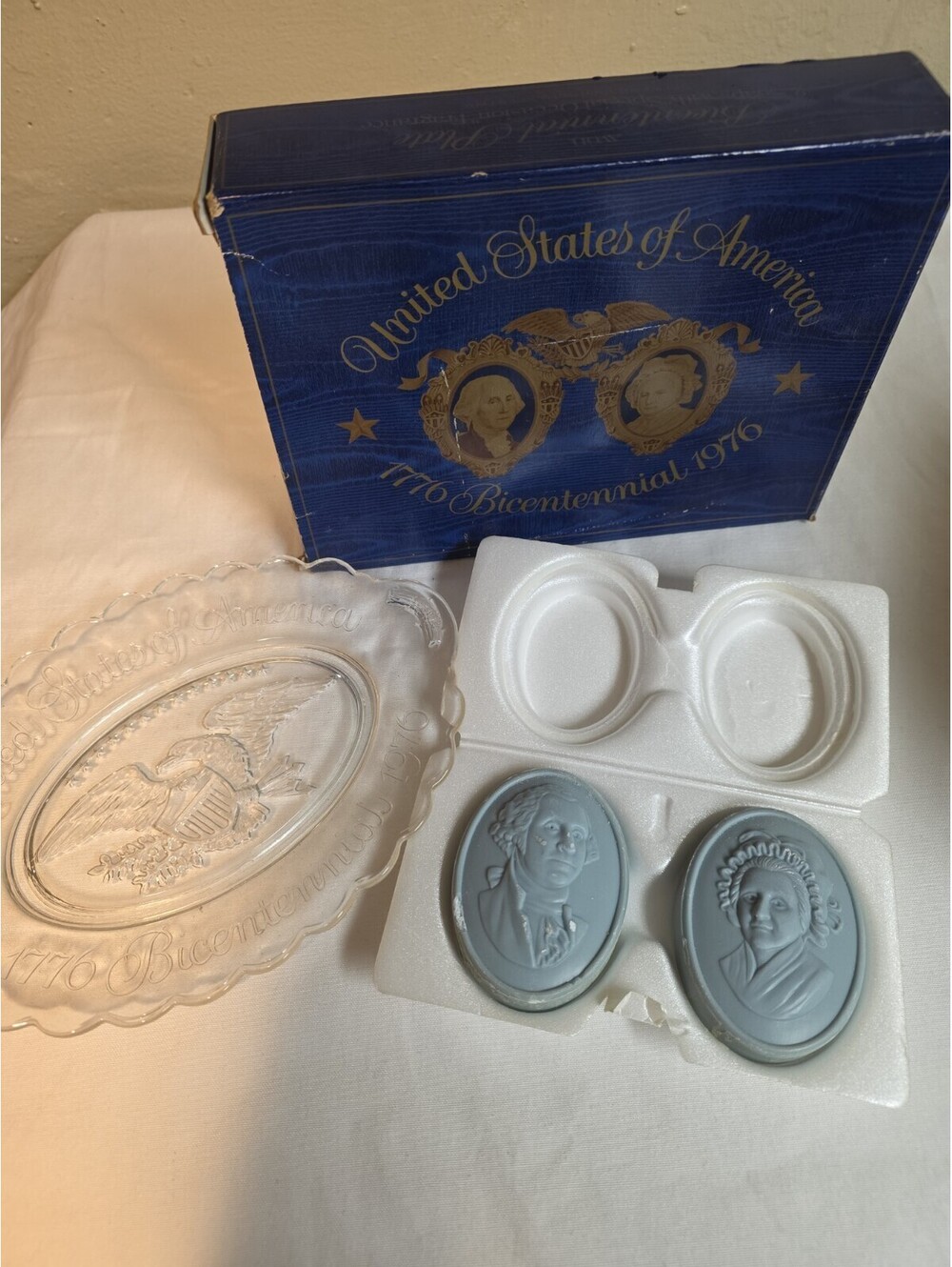Bicentennial 1776 1976 plate and 2 soaps in original box, Vintage AVON